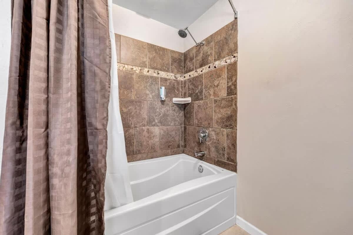 Charming 4-Bedroom Home Short Walk To Lambeau 애쇼베논 외부 사진